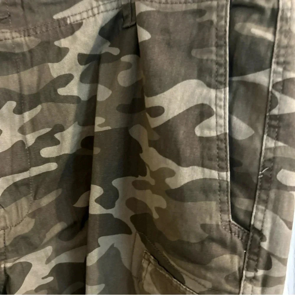 George Men’s At The Knee Cargo Shorts Green Camo 10” Inseam Size 44 NWT - Picture 6 of 7
